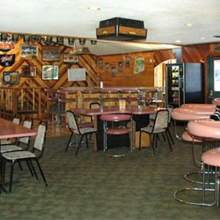 Zellar'S Village Inn Newberry Esterno foto