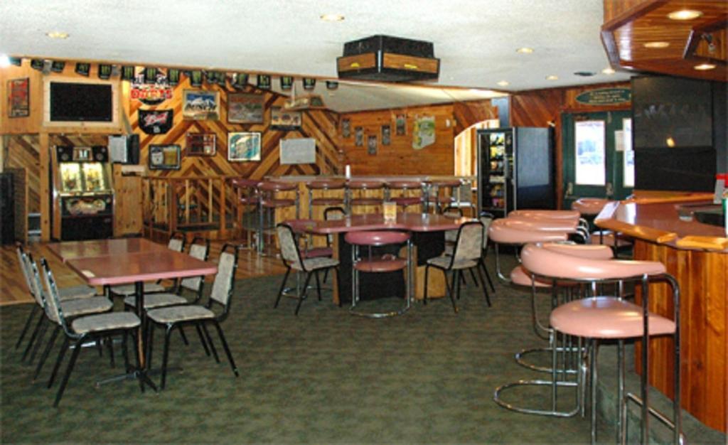 Zellar'S Village Inn Newberry Esterno foto